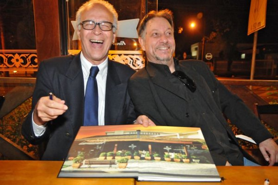 A expressão no rosto do jornalista Carlos Alberto Nego Pessôa e do empresário Vicente Ciccarino dá o tom da festa animada que reuniu mais de 400 pessoas na noite de segunda-feira, no Waldo American Bar, para o lançamento do livro 333, Coronel Dulcídio, que conta a história do Ciccarino Bar | Priscilla Fiedler