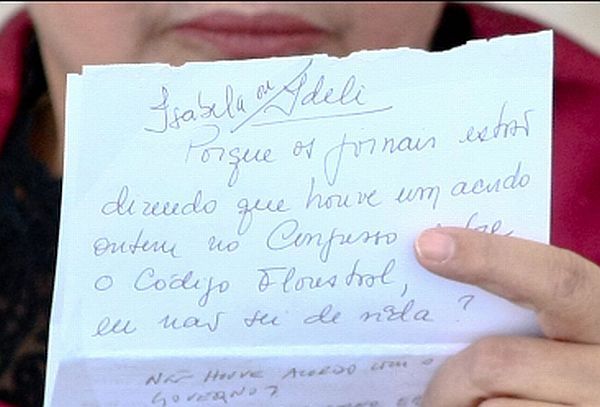"Por que os jornais estão dizendo que houve um acordo ontem no Congresso sobre o Código Florestal e eu não sei de nada?", escreveu a presidente Dilma em bilhete flagrado pelas câmeras | André Borges/Folhapress