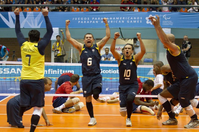 Seleção brasileira de vôlei sentado comemora mais uma vitória: time formado por jogadores vítimas de violência, especialmente do trânsito | Divulgação/ Comitê Palímpico Brasileiro