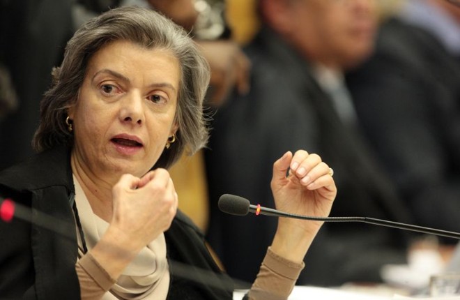 A ministra Carmen Lucia durante o julgamento do mensalão no STF |