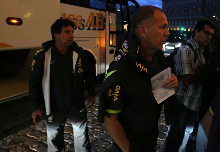 O técnico Mano Menezes na chegada da seleção brasileira a Estocolmo neste domingo | Mowa Press