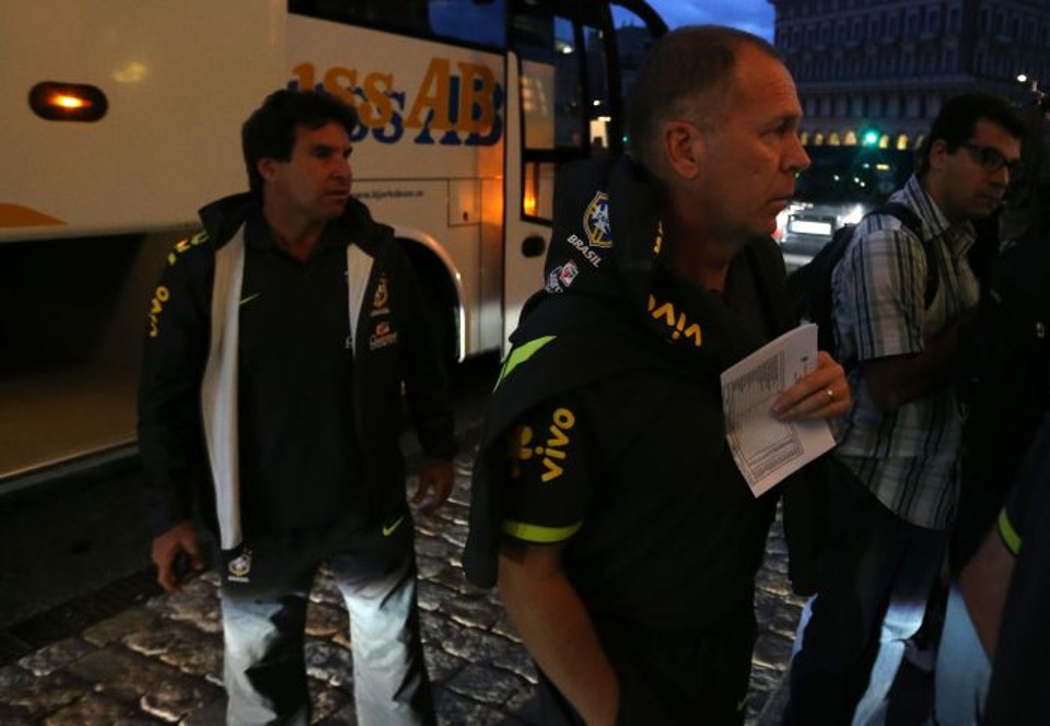O técnico Mano Menezes na chegada da seleção brasileira a Estocolmo neste domingo | Mowa Press