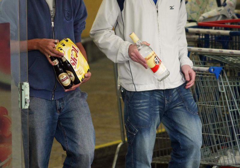 Outra pesquisa, da Unifesp, revela que em 70% das tentativas um menor de idade consegue comprar bebidas alcoólicas | Arquivo Albari Rosa/ Gazeta do Povo