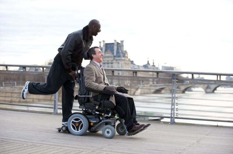 Omar Sy (à esq.) e François Cluzet estrelam o blockbuster Intocáveis | Divulgação