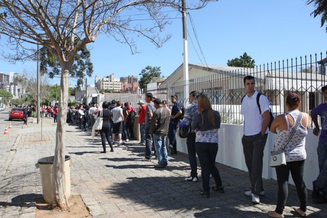 Fila para compra de ingressos no novo Espaço Sócio Furacão | Antonio More / Gazeta do Povo