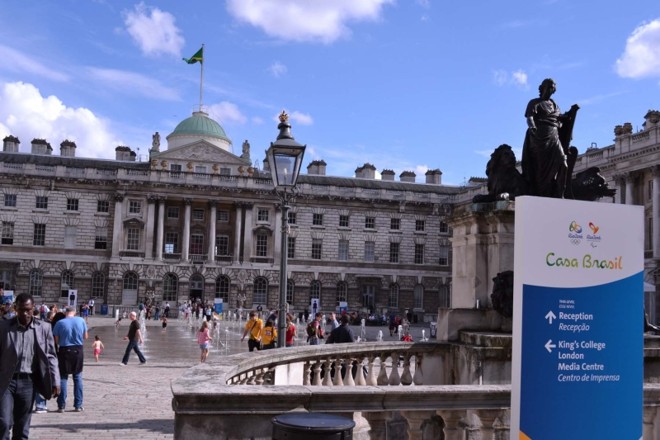 Vista de uma das entradas da Casa Brasil, instalada na Somerset House, no centro de Londres |