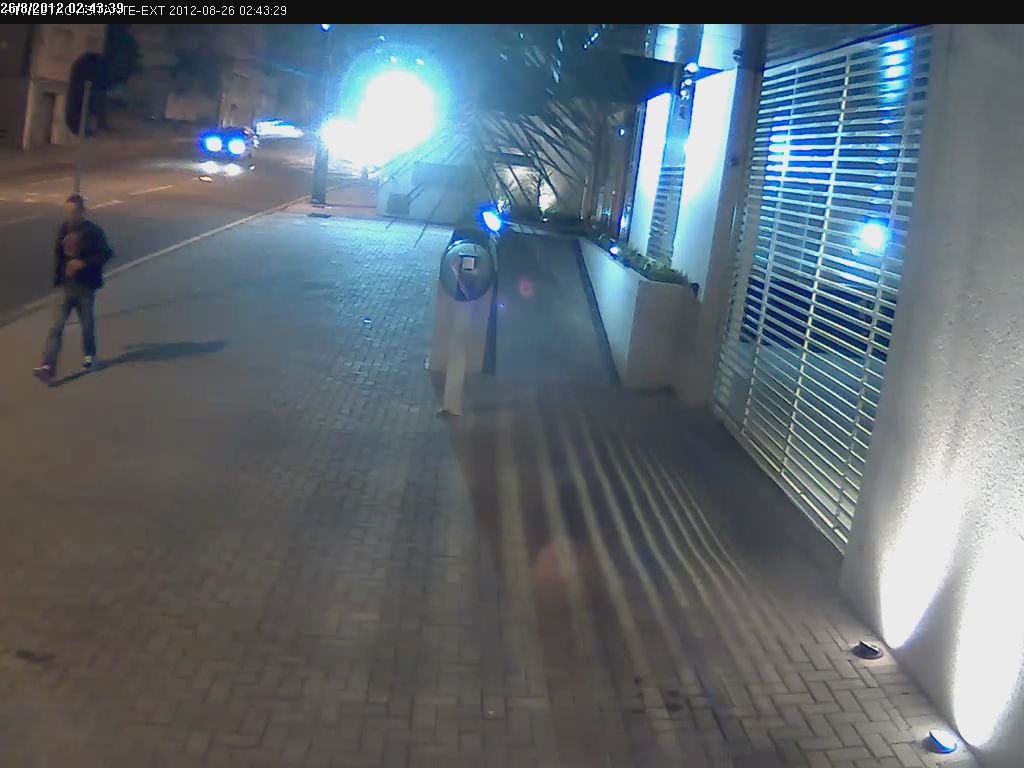 Um dos autores do crime foge andando, aparentemente machucado | Divulgação / Polícia Civil