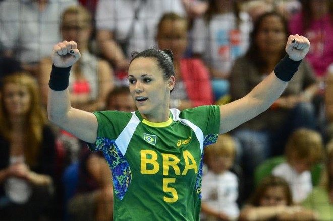 Daniela Piedade comemora njova vitória da seleção brasileira de handebol, que segue firme rumo a uma boa colocação no grupo |