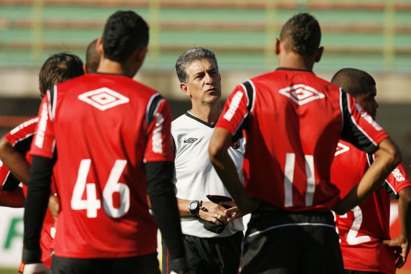 O técnico atleticano Ricardo Drubscky orienta os jogadores em treino no Gigante do Itiberê: rival do Rubro-Negro tem aproveitamento de 76,5% nesse primeiro turno | Antônio More/ Gazeta do Povo