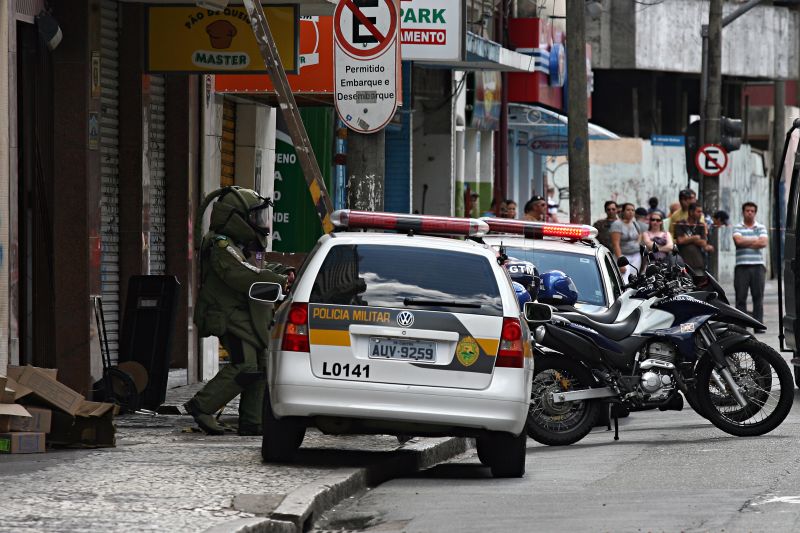 Policial do esquadrão antibomba da PM atua durante a ameaça de bomba no Centro da capital | Felipe Rosa/Agência de Notícias Gazeta do Povo