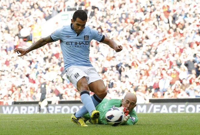 Tevez balançou a rede contra o Liverpool neste domingo |