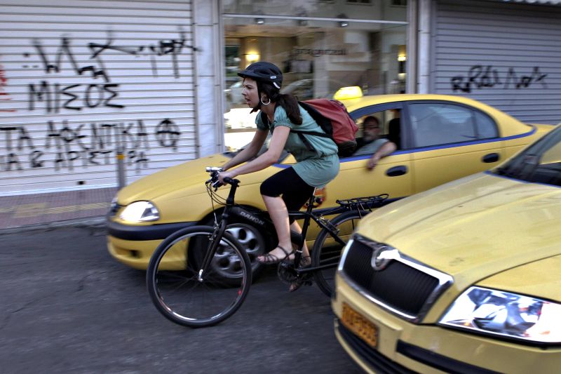 Vendedora Elena Kaniaraki pedala para o trabalho: crise fez gregos deixarem carro de lado | Yorgos Karahalis/Reuters