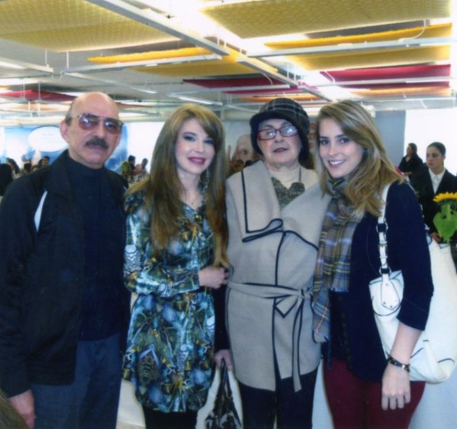 Na prestigiada V Risoada do Pequeno Príncipe, sábado passado no MON, o casal Nilson Santos e Mara Cordeiro com a artista plástica Ety Forte e sua neta, Elza Forte Carneiro, que concluiu o Cordon Bleu, em Paris |