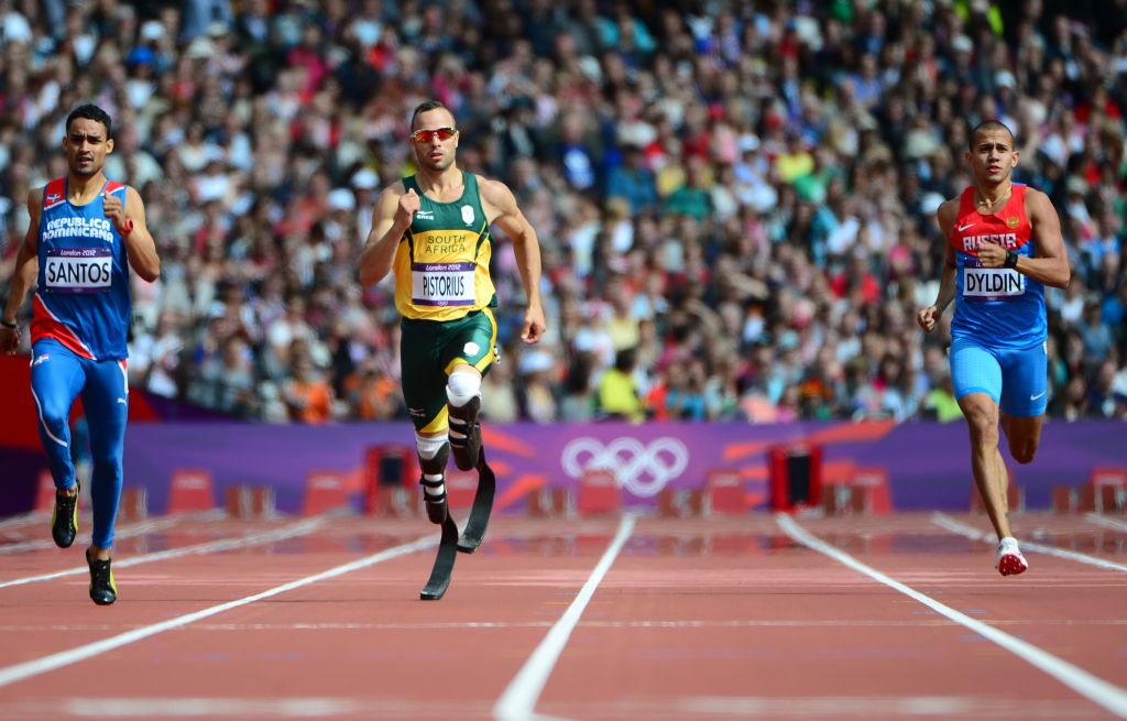 Pistorius (centro) entre Santos e Dyldin: classificação histórica | Olivier Morin/ AFP