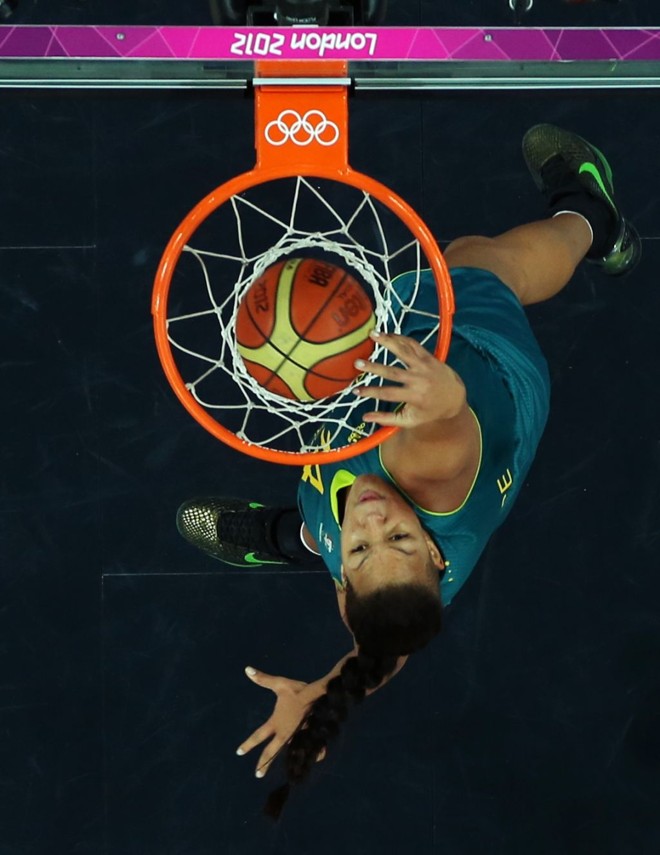 Liz Cambage crava a bola na cesta russa | 