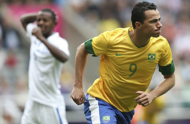 Leandro Damião comemora o gol da sofrida vitória de virada sobre Honduras, por 3 a 2, em Newcastle, pelas quartas de final |