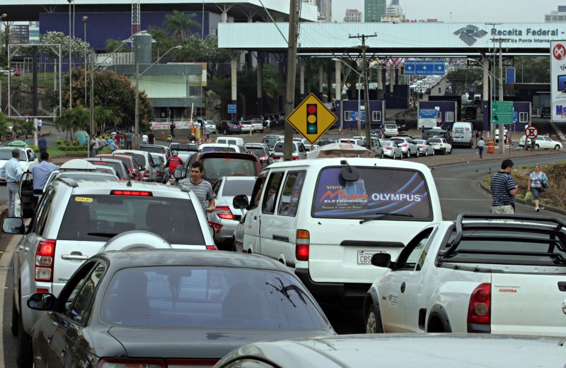 As operações-padrão de PF e PRF travaram o acesso ao Paraguai pela Ponte da Amizade, em Foz do Iguaçu | Christian Rizzi/Agência de Notícias Gazeta do Povo