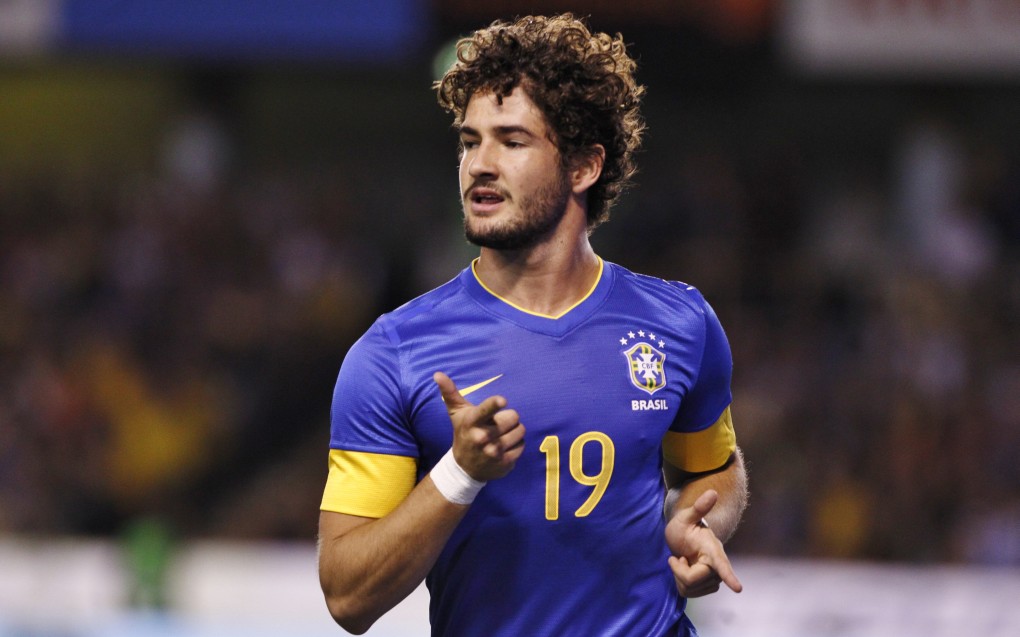 Alexandre Pato comemora um de seus dois gols no amistoso desta quarta | Daniel Castellano/ Gazeta do Povo