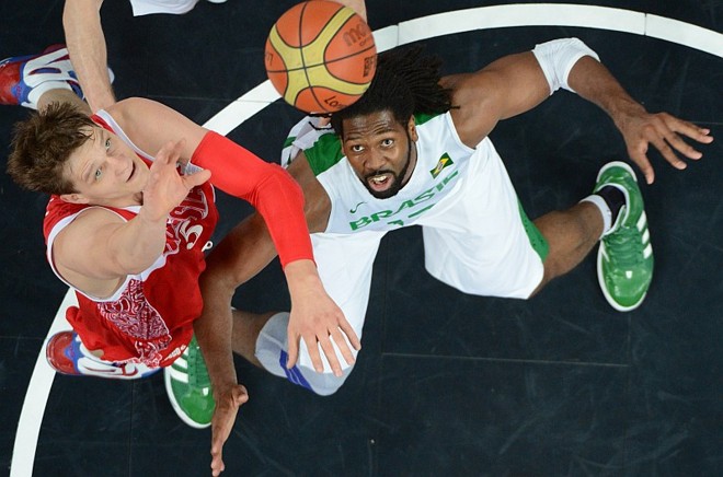 Nenê liderou as estatísticas de rebotes, com dez, mas não conseguiu evitar a derrota brasileira | 