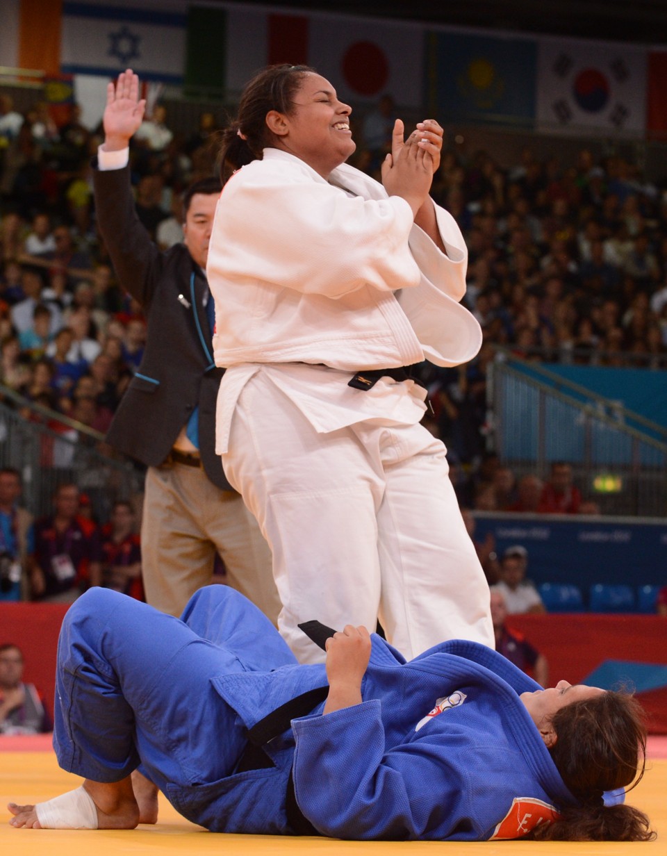 Maria Suelen comemora a vitória sobre a tunisiana Nihel Cheikh Rouhon, nas oitavas de final | Toshifumi Kitamura/ AFP