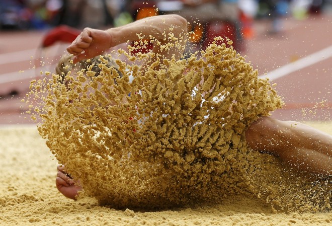 O francês Kevin Mayer compete no salto em distância, segunda prova do decatlo | 