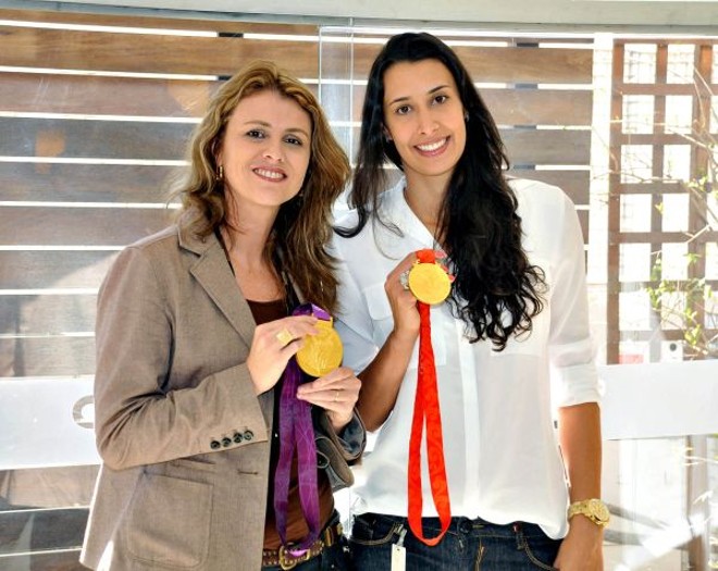 Sheilla Castro (à dir.), medalha de ouro em Londres com a seleção brasileira de vôlei feminino, esteve ontem em Curitiba para uma visita à GVT. Ela foi recebida pela diretora de Comunicação da operadora, Ana Luiza Whittaker | 