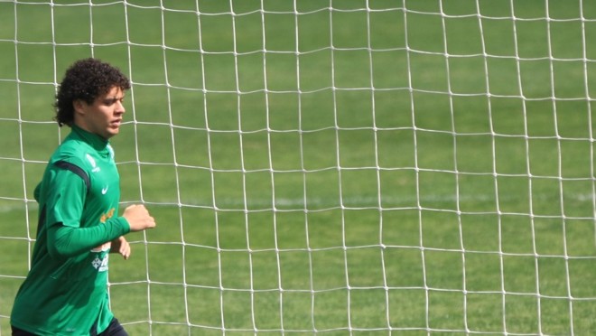 Victor Ferraz ostenta sua cabeleira à la Márcio Azevedo | 