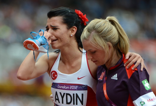 A turca Merve Aydin recebe atendimento após sentir uma contusão muscular durante a eliminatória dos 800 metros rasos | 