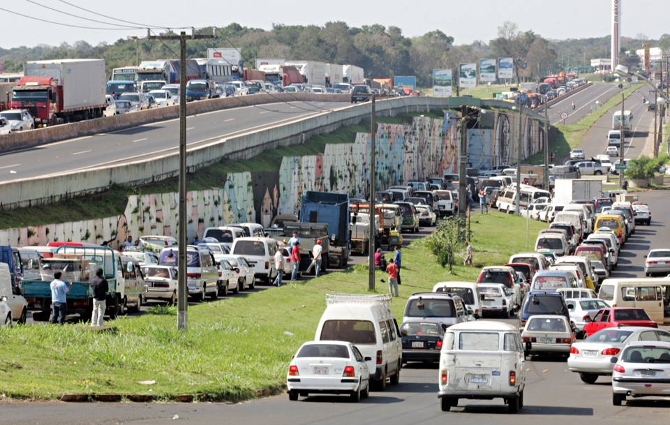 Na Ponte da Amizade, em Foz do Iguaçu, e no Posto da PRF em Santa Terezinha de Itaipu, os policiais realizaram operação padrão e vistoriam quase 100% dos veículos | Christian Rizzi / Agência de Noticias Gazeta do Povo