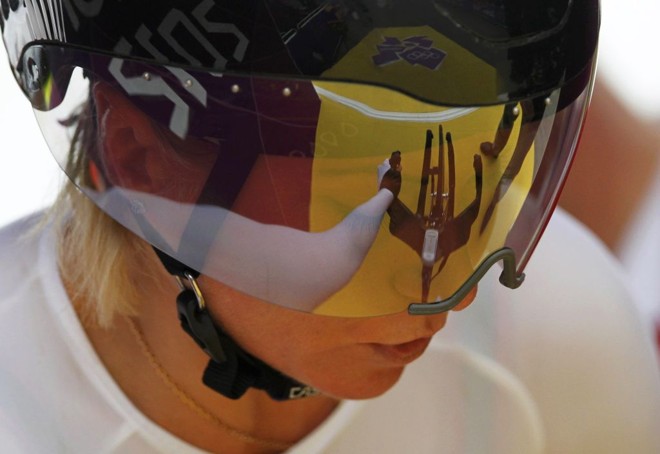 A ciclista russa Olga Zabelinskayas se prepara para começar a pedalar |