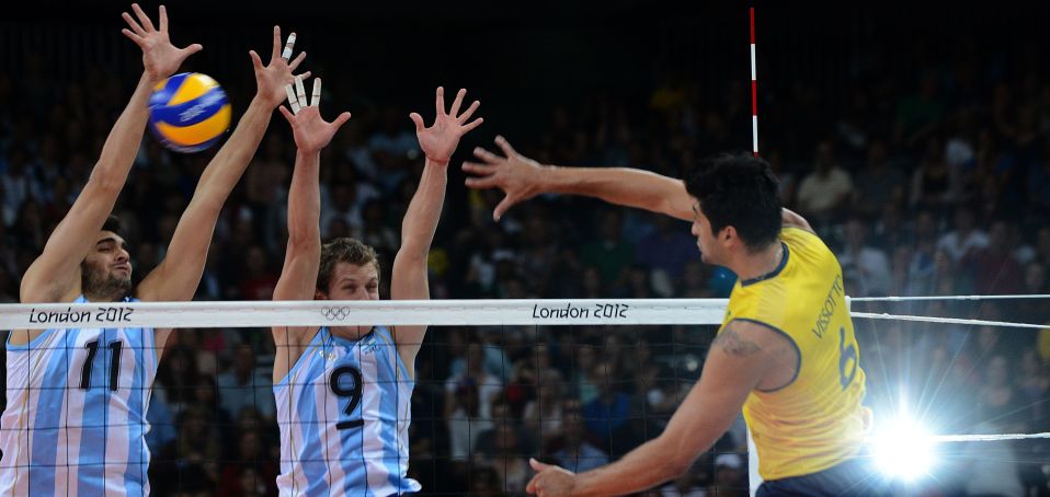 Vissotto salta para o ataque contra a Argentina: foi em um lance desses que o oposto brasileiro se lesionou | Kirill Kudryavtsev / AFP