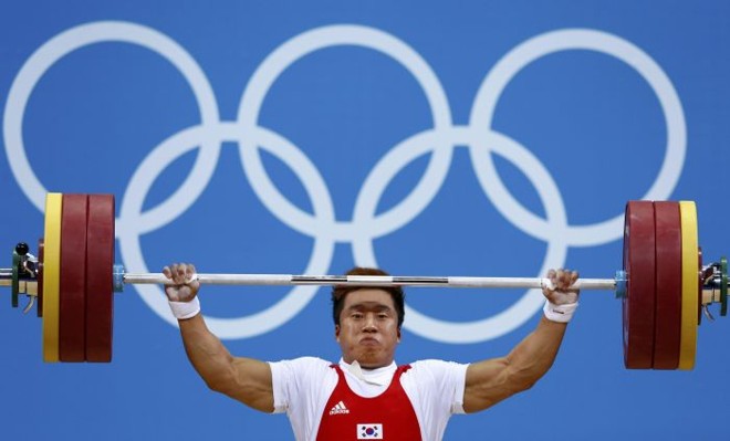 Campeão olímpico em 2008, atleta tenta levantar carga de 158 kg | 