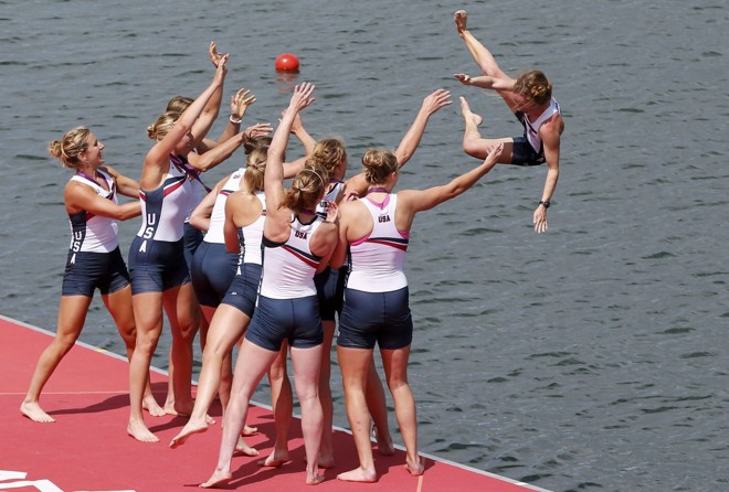 A pequena timoneira Mary Whipple é arremessada na água pelas gigantes do remo oito com feminino dos EUA, medalha de ouro | 