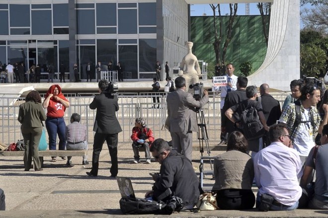 Jornalistas em frente ao STF se preparam para a cobertura do julgamento do mensalão, em Brasília |