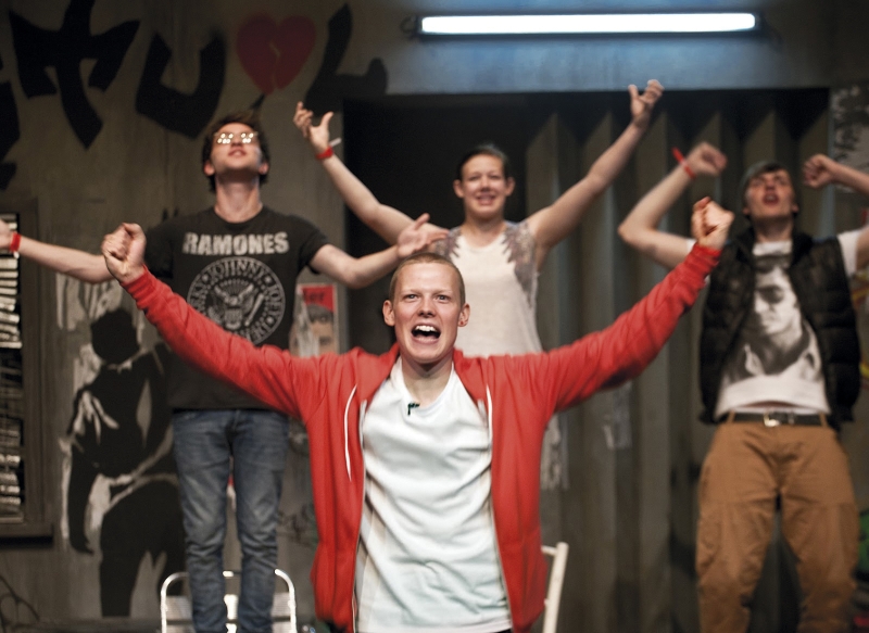 Jovens ingleses interpretaram a confraria imaginada pelo brasileiro Samir Yazbek | Simon Annand/Divulgação