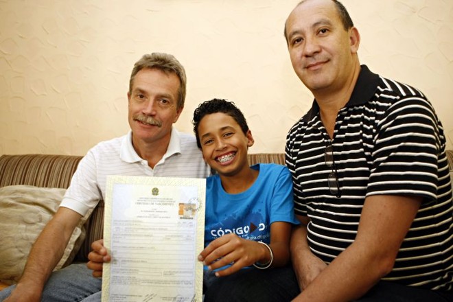Desde a semana passada, Alyson apresenta em sua certidão de nascimento o nome dos dois pais | Henry Milleo/ Gazeta do Povo