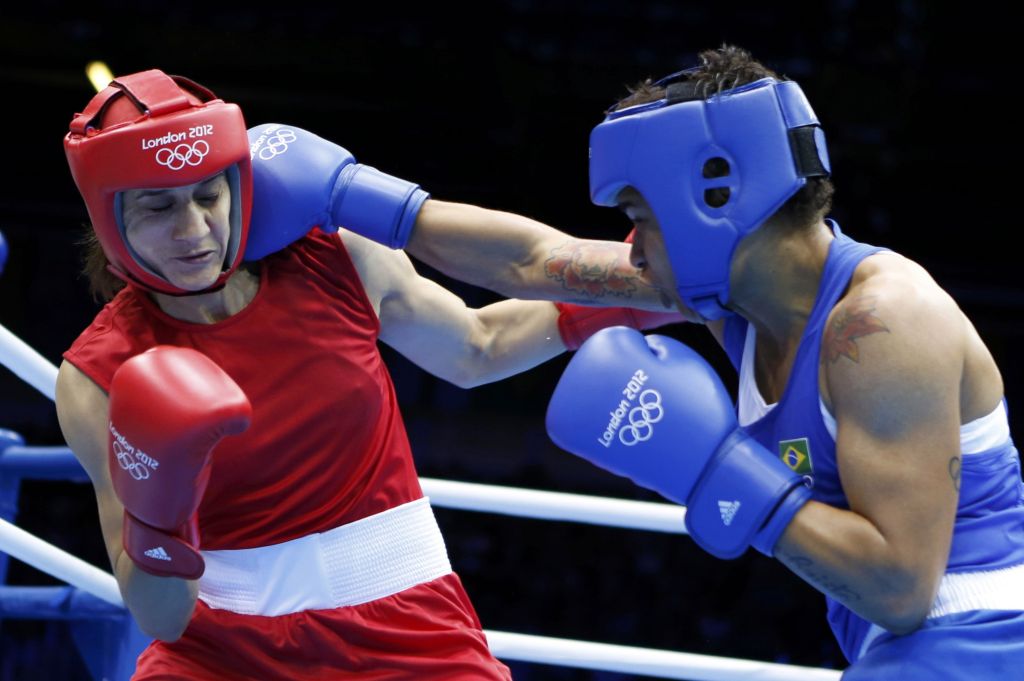 Adriana Araújo acerta a cabeça da marroquina Mahjouba Oubtil, na luta que valeu vaga na semifinal | Murad Serzer/ Reuters