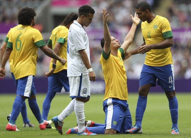Leandro Damião e Juan (4) comemoram a classificação brasileira para a semifinal, com o 3 a 2 sobre Honduras, em Newcastle |
