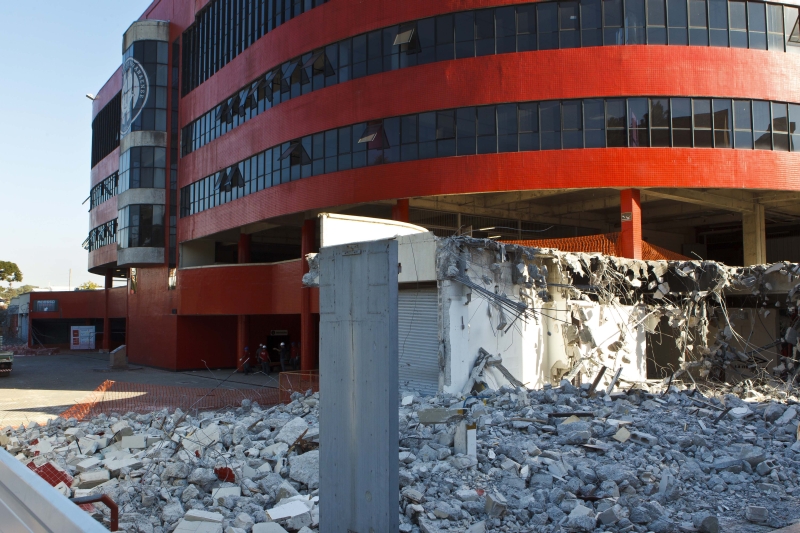Parte do muro da Arena, na Rua Buenos Aires, foi demolida ontem | Antonio Costa/ Gazeta do Povo