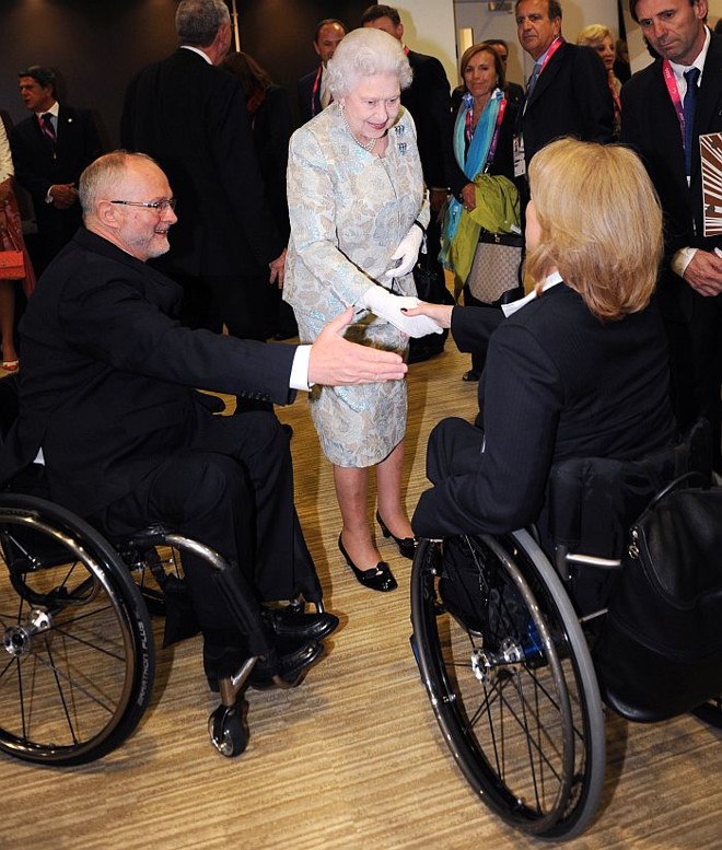 Rainha Elizabeth conversa com membros do Comitê Paralímpico Internacional na cerimônia de abertura | 