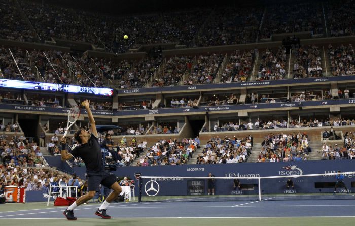 Roger Federer saca na partida de estreia no US Open contra Donald Young | Adam Hunger / Reuters