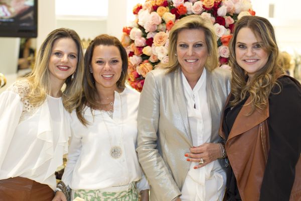 As irmãs Juliana e Giovana Martins de Oliveira (nas pontas), novas franqueadas da Mixed, com a proprietária e diretora de estilo da marca, Riccy Souza Aranha (casaco prata), e Denise Conti na festa de reinauguração da loja do Shopping Crystal, nesta quinta-feira | Diego Pisante