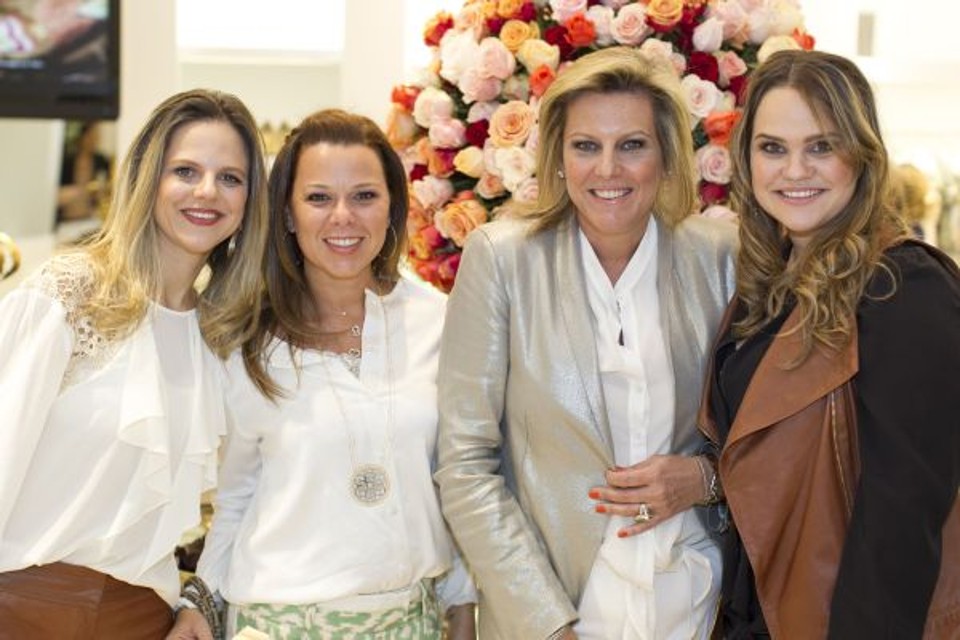 As irmãs Juliana e Giovana Martins de Oliveira (nas pontas), novas franqueadas da Mixed, com a proprietária e diretora de estilo da marca, Riccy Souza Aranha (casaco prata), e Denise Conti na festa de reinauguração da loja do Shopping Crystal, nesta quinta-feira | Diego Pisante