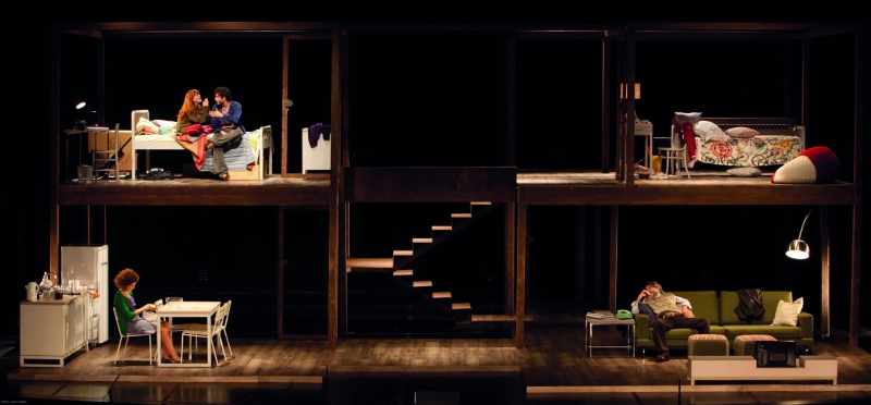 A casinha de 5 toneladas: cenário de Sem Pensar permite observar vários personagens ao mesmo tempo | Divulgação