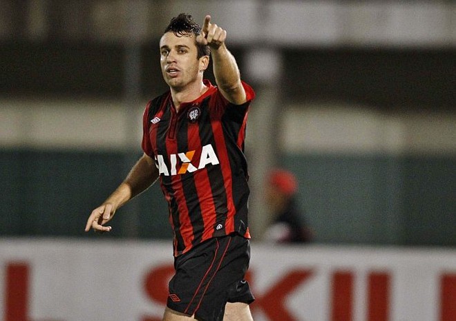 Elias comemora o gol no empate em 1 a 1 com o Joinville | 