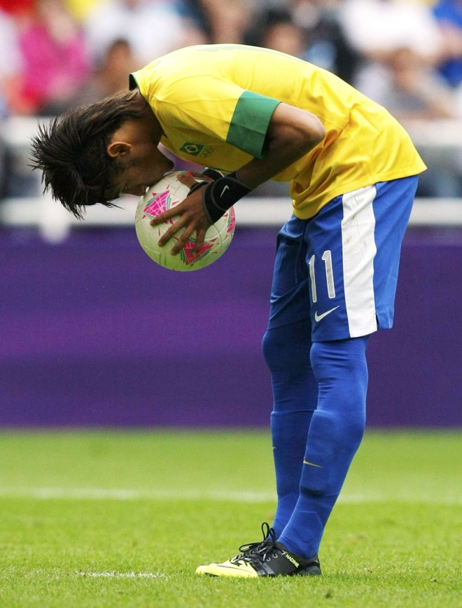 Neymar beija a bola antes de converter pênalti no 3 a 2 sobre Honduras, em Newcastle, pelas quartas de final |