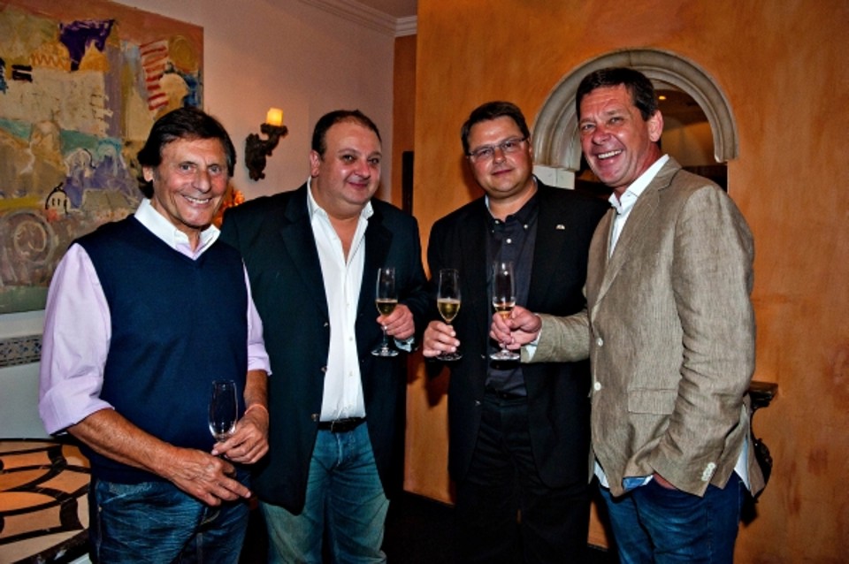O restaurante La Tambouille, em São Paulo, foi cenário do lançamento da campanha nacional da Paganini, em jantar na noite da última quarta-feira. Um dos anfitriões, o empresário Pedro Corrêa de Oliveira (de camisa escura) reuniu convidados em torno de um estrelado time de chefs, entre eles, Giancarlo Bolla (de colete), Erick Jacquin e Junior Durski | Roberto Silva