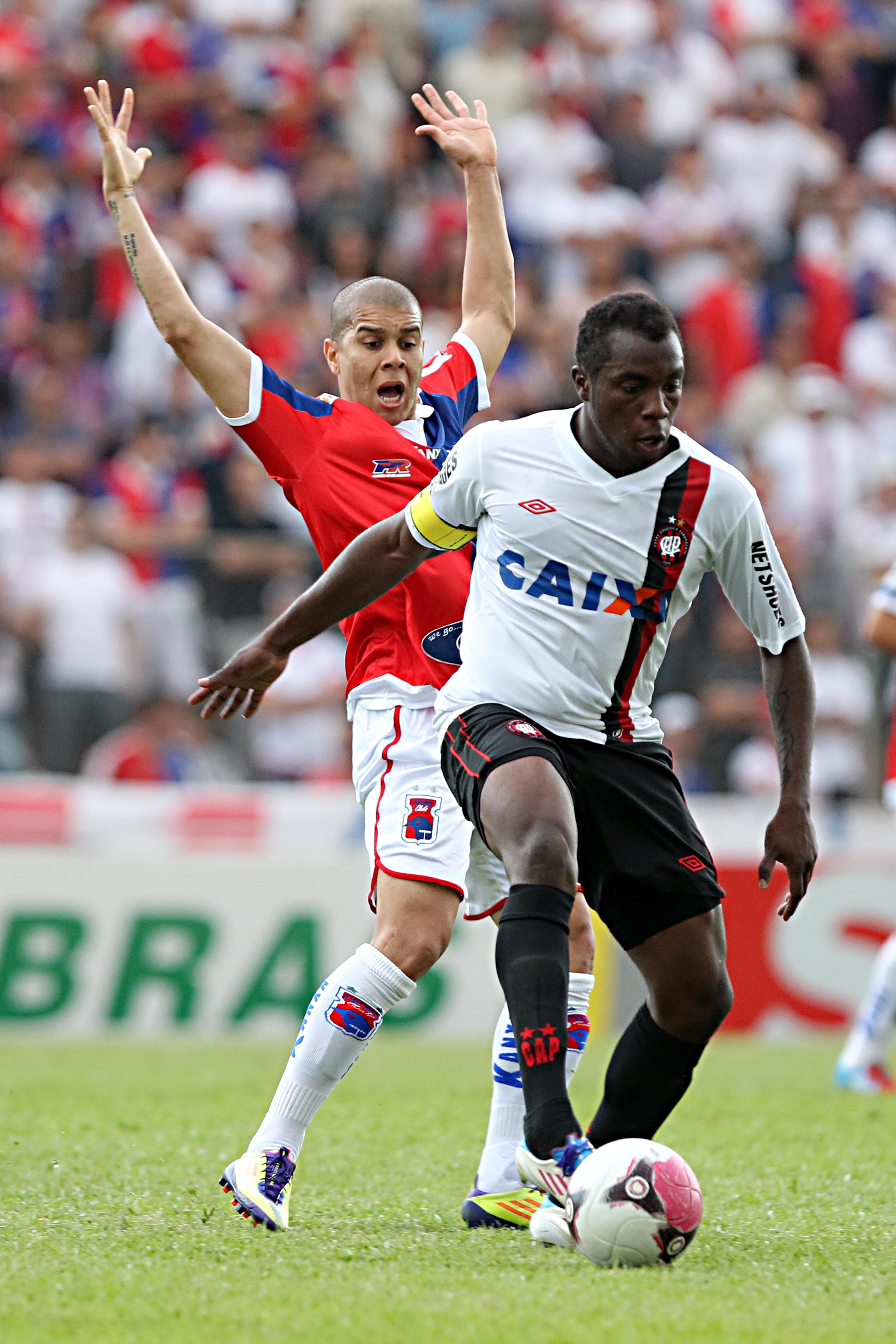 O zagueiro Manoel comanda a sólida defesa atleticana, ponto fundamental para a arrancada no fim do turno | Albari Rosa/ Gazeta do Povo