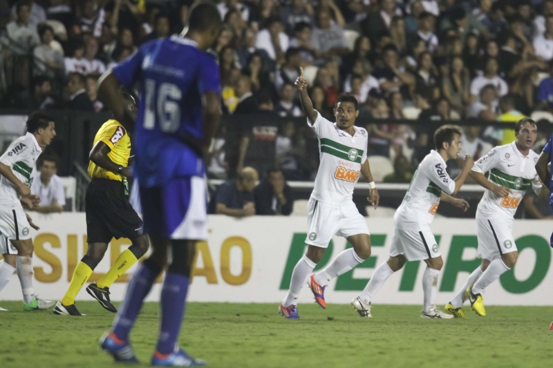 Junior Urso comemora o gol no primeiro tempo do jogo com o Vasco: Alviverde levou a virada na etapa final, mas reagiu rapidamente para somar um pontinho | Ide Gomes/ Frame/ Folhapress