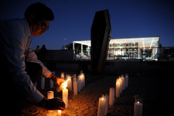 Manifestantes levaram um caixão para a frente do tribunal a acenderam velas durante a noite |